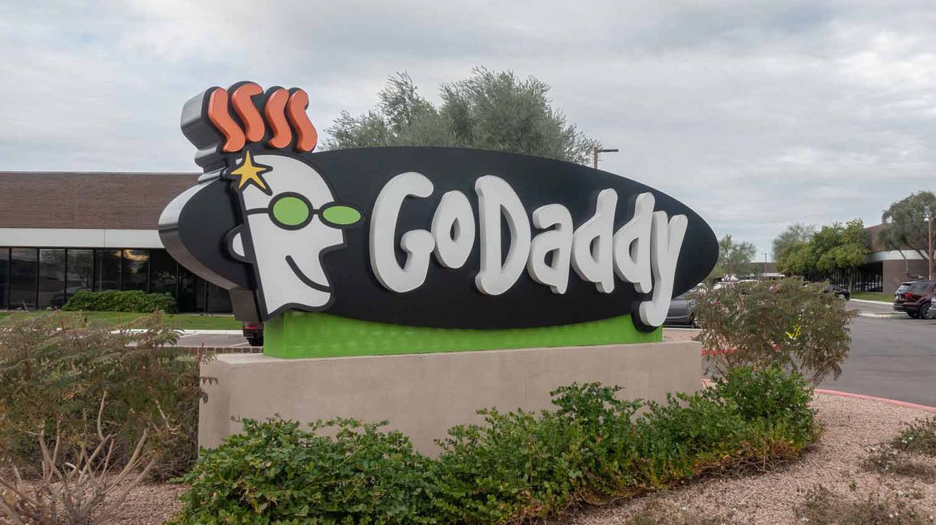 GoDaddy deja de aceptar pesos argentinos: desde junio solo admitirá pagos en dólares