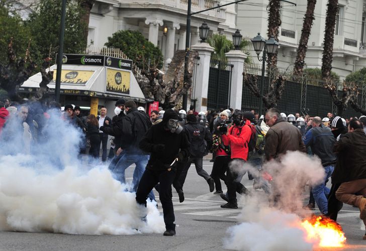 Más recortes y disturbios en Grecia