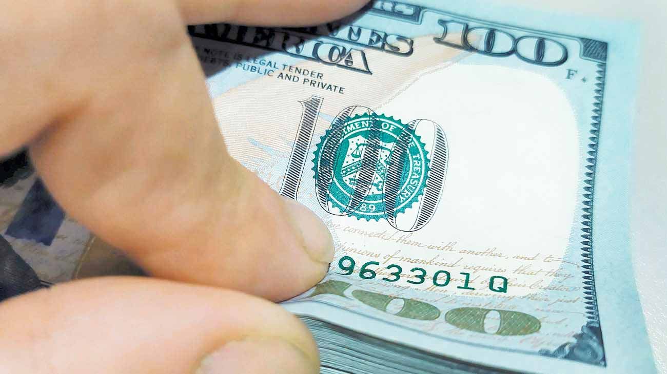 Dólar: el oficial cerró a $102 y el blue tuvo su tercera caída de la semana