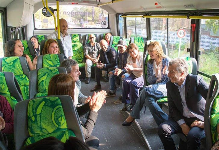 Mauricio Macri volvió a subirse al mismo colectivo en Pilar