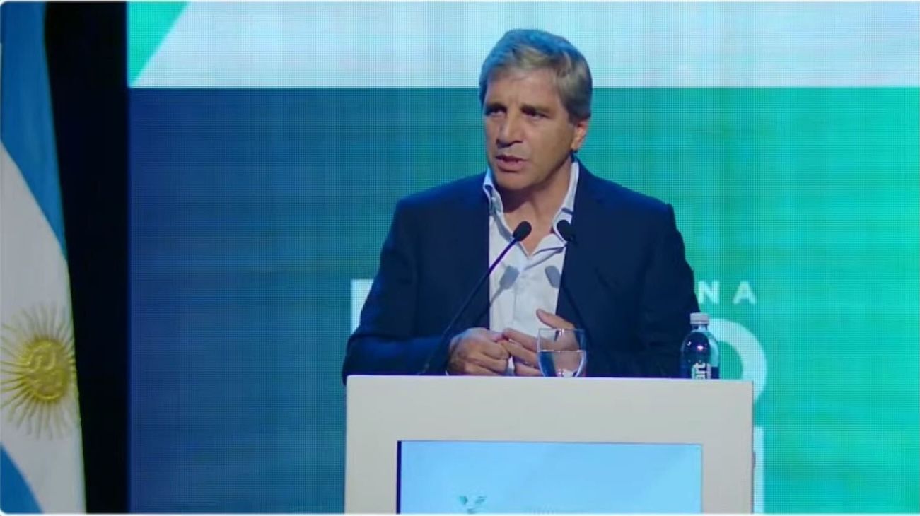 Luis Caputo adelantó que habrá medidas para fomentar el uso de dólares: "Van a sorprender"