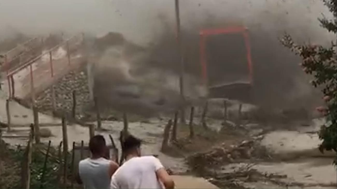 Video: un alud derrumbó un puente en Catamarca y dejó aislada una localidad