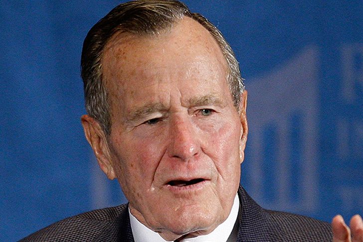 Internan a George Bush padre