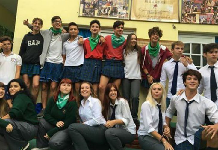 De pollera a la escuela para protestar contra el machismo