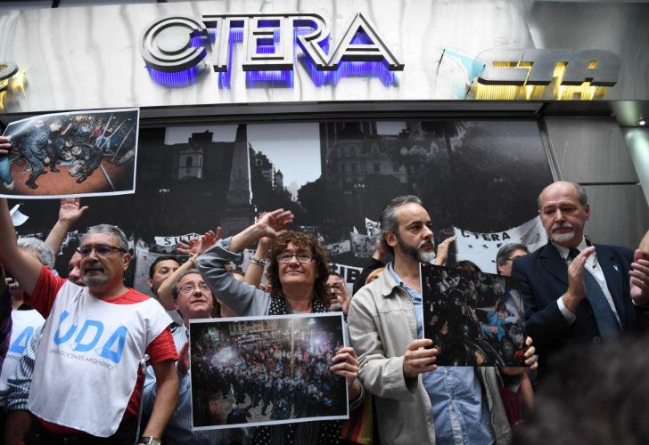 Los docentes paran y marchan al Congreso