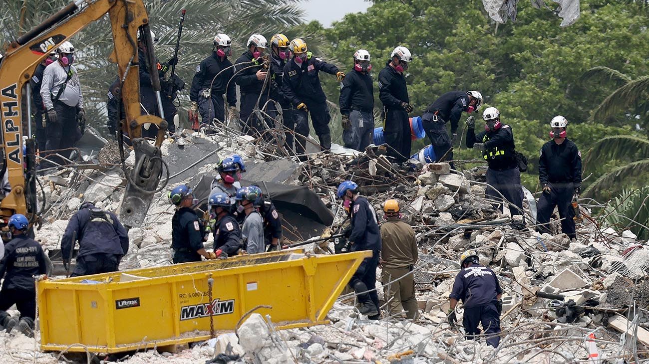 Miami: retomaron la búsqueda entre los escombros del edificio y hallaron otros tres muertos