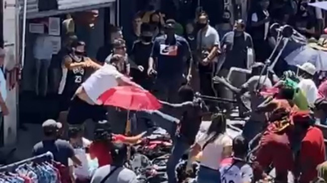 Video: batalla campal entre manteros y comerciantes en Flores