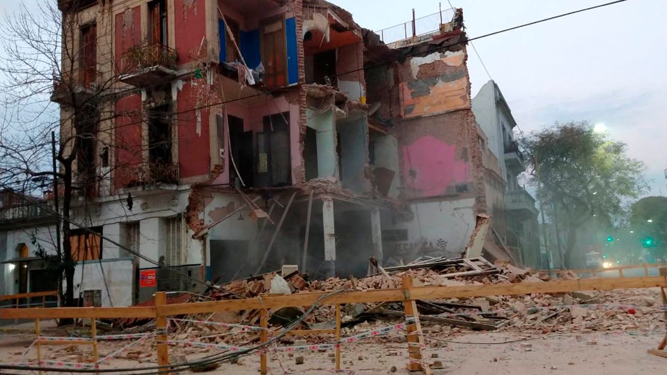 Se derrumbó un edificio clausurado en Parque Patricios