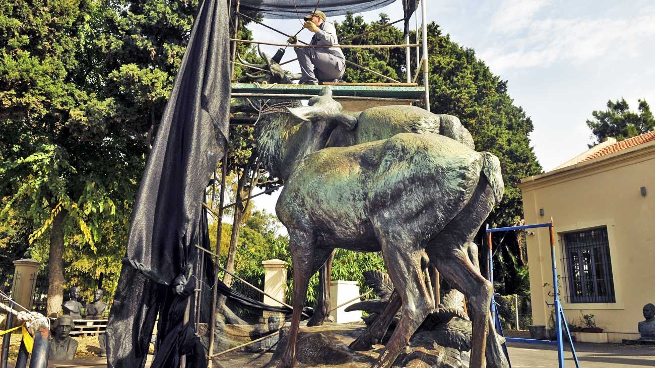 Cómo funciona el ‘hospital de las estatuas’ donde se reparan los monumentos porteños