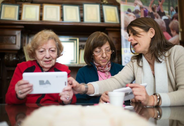 Lanzamiento en Ciudad: llegó "Tinder" para jubilados