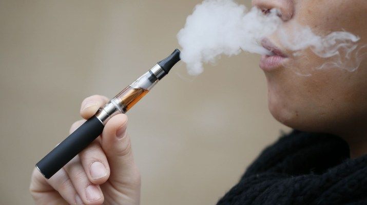 Fumadores de cigarrillo electrónico buscan eludir normas de FDA