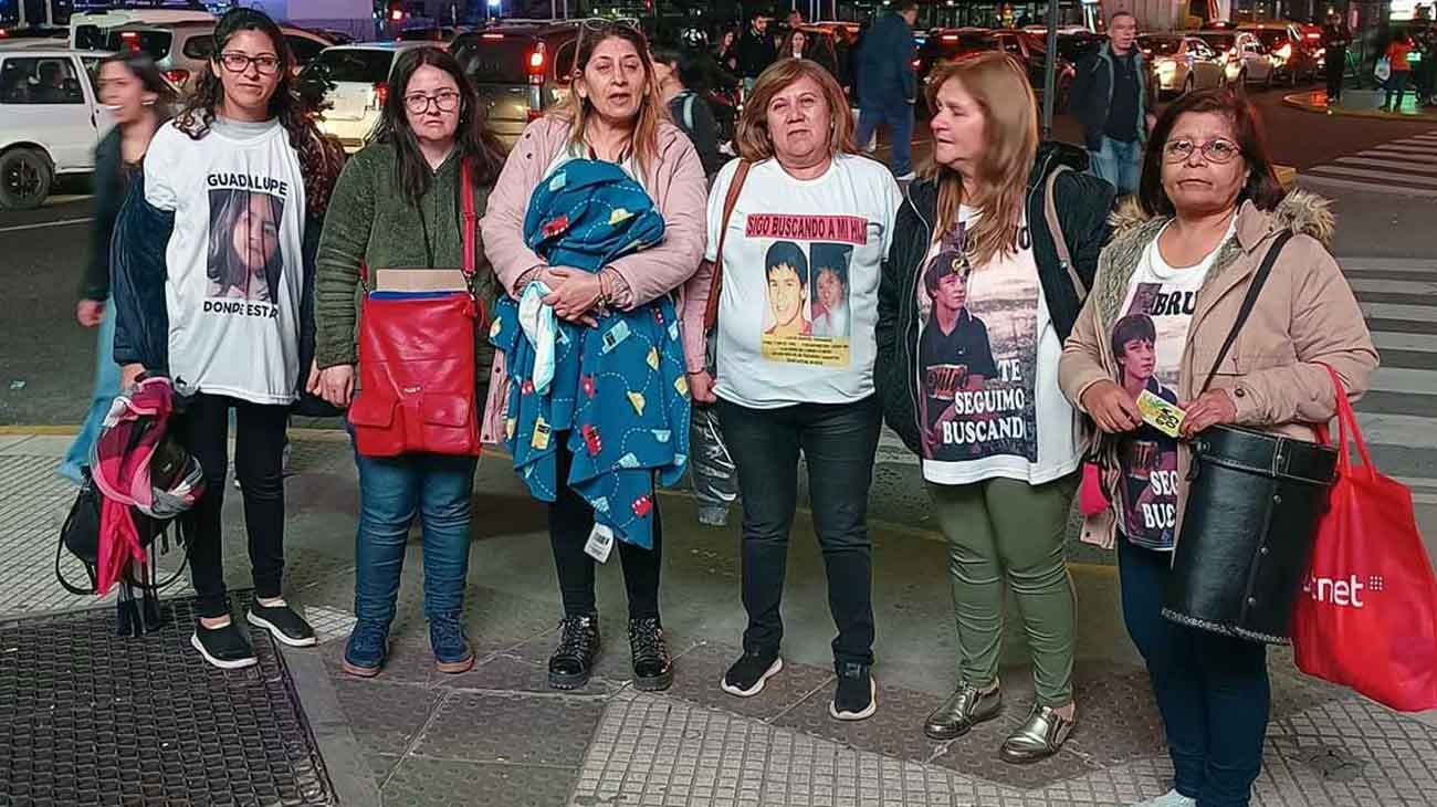 Dolor y esperanza: viajan miles de kilómetros pidiendo que no dejen de buscar a sus hijos