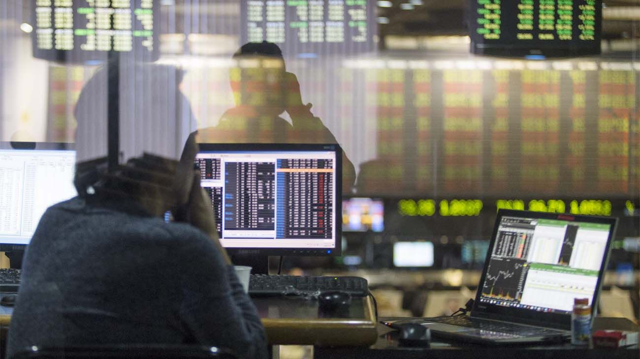 Suben las acciones en la Bolsa de comercio porteña pero también el Riesgo País