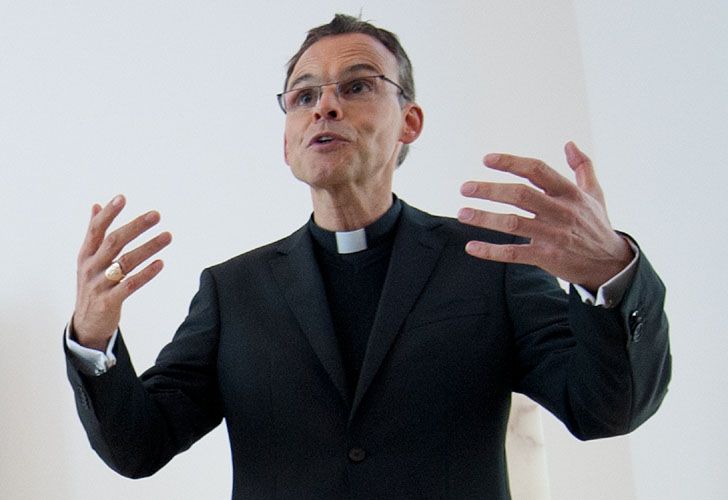 El Papa Francisco suspendió al "obispo del lujo"