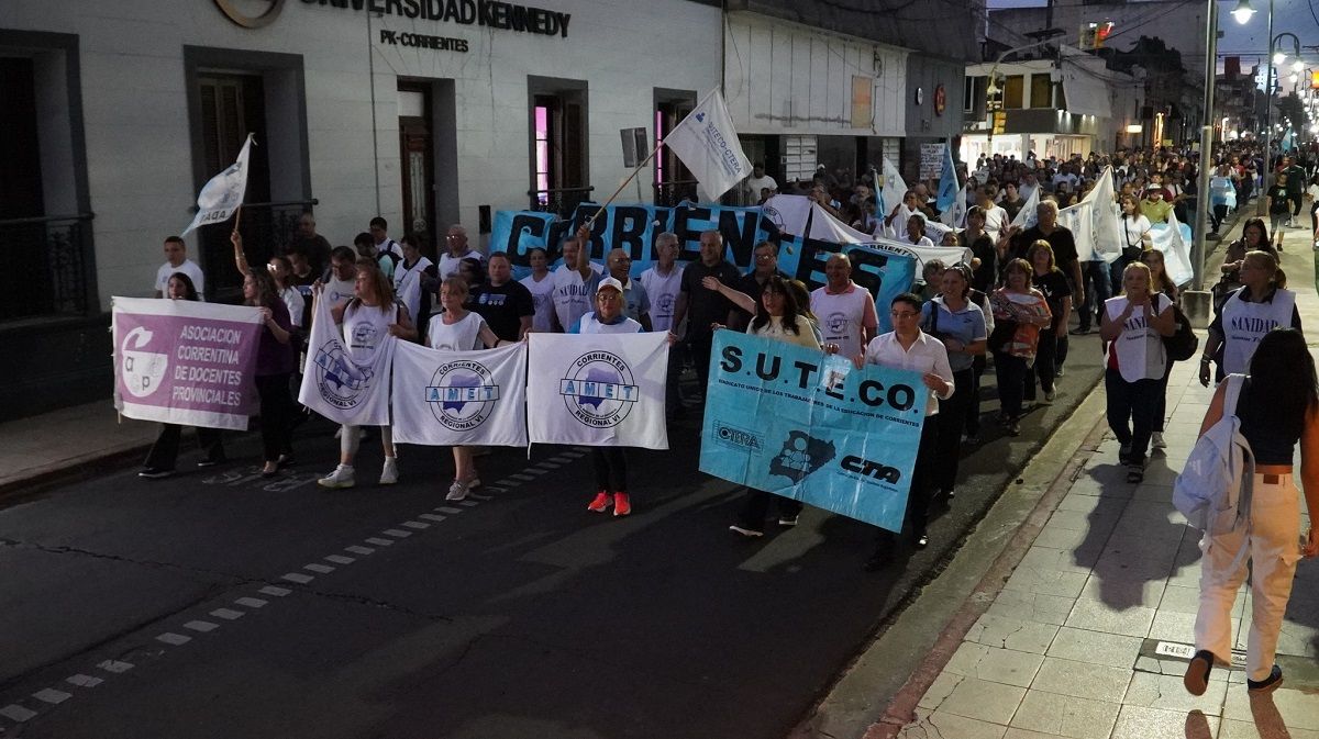 Masiva marcha docente en Corrientes en rechazo al aumento del 6%: "30 mil pesos no nos sirven"