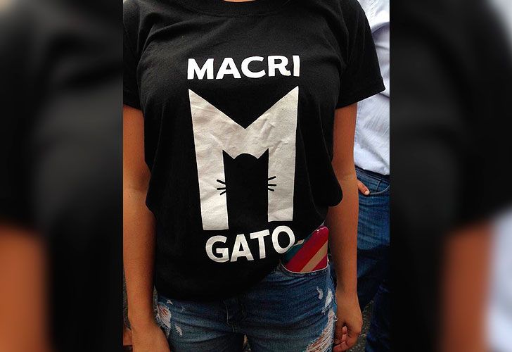 En la carpa de los docentes se venden remeras con la leyenda "Macri gato"