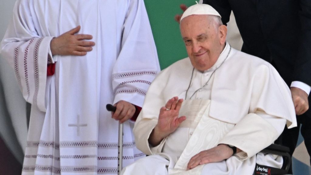 El Papa Francisco fue operado por una hernia en el estómago y Vaticano canceló toda su agenda