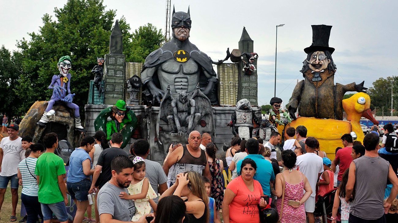 Los vecinos de La Plata se preparan para la tradicional quema de muñecos