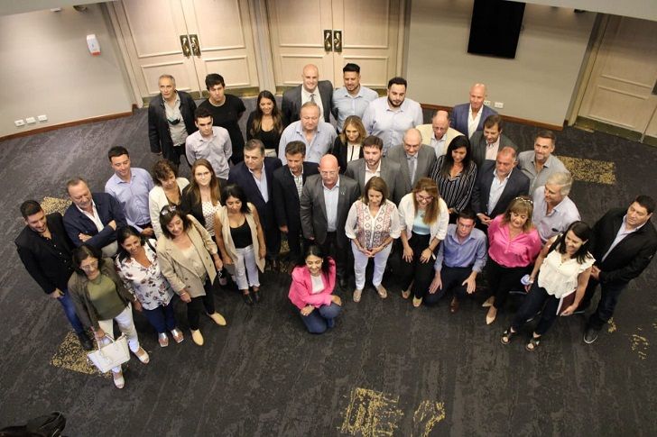 A poco más de un mes de su formación, la mesa de Juntos vive su momento de mayor tensión