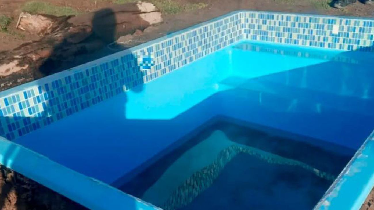 Le robaron la pileta y con un dron detectó que el vecino la instalaba en su terreno