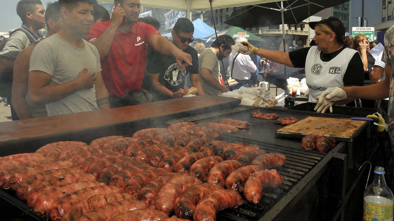 Recomiendan no consumir choripanes en puestos no autorizados por brote de triquinosis