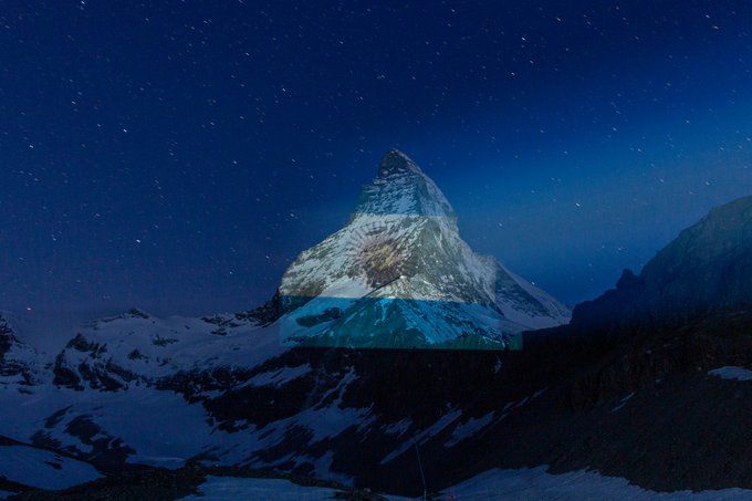 Proyectan la bandera argentina en los Alpes suizos como mensaje de esperanza contra el coronavirus