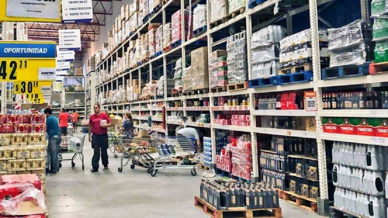 Las ventas en mayoristas y supermercados volvieron a caer en febrero, según el INDEC