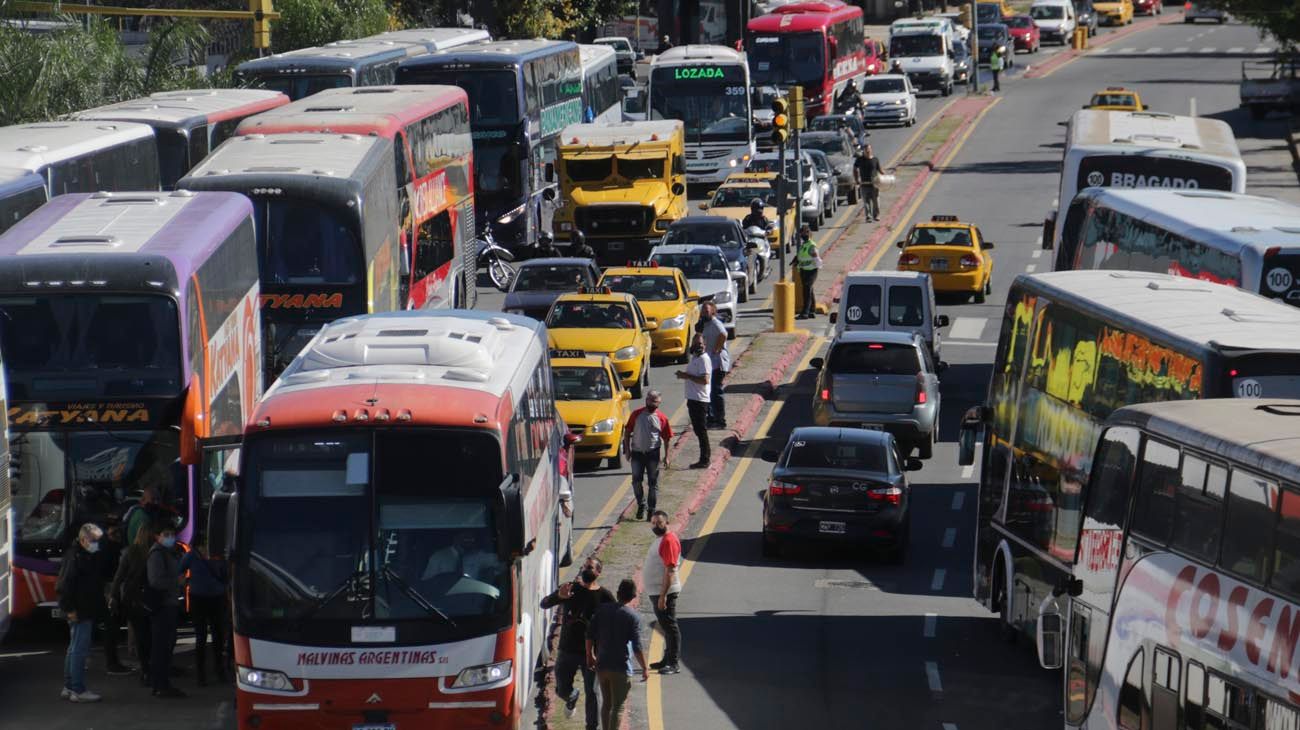 Luego de dos días de caos, los choferes de micros de turismo liberaron la 9 de Julio