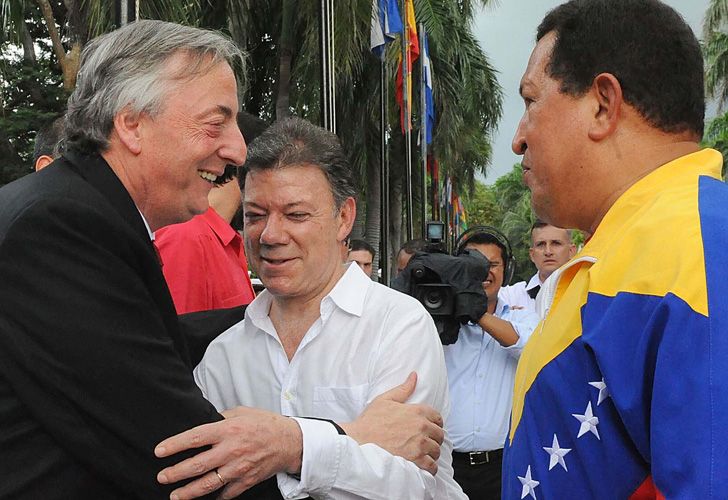Tras el fracaso de la última mediación, Kirchner se reúne con Chávez y Santos