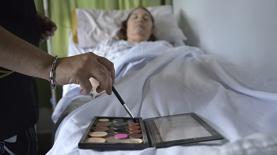Maquillaje terapéutico: una práctica poco conocida que busca devolver identidad y bienestar emocional