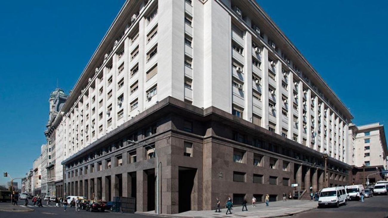 Economía sorteó el primer vencimiento de deuda en julio y consiguió $120 mil millones extra