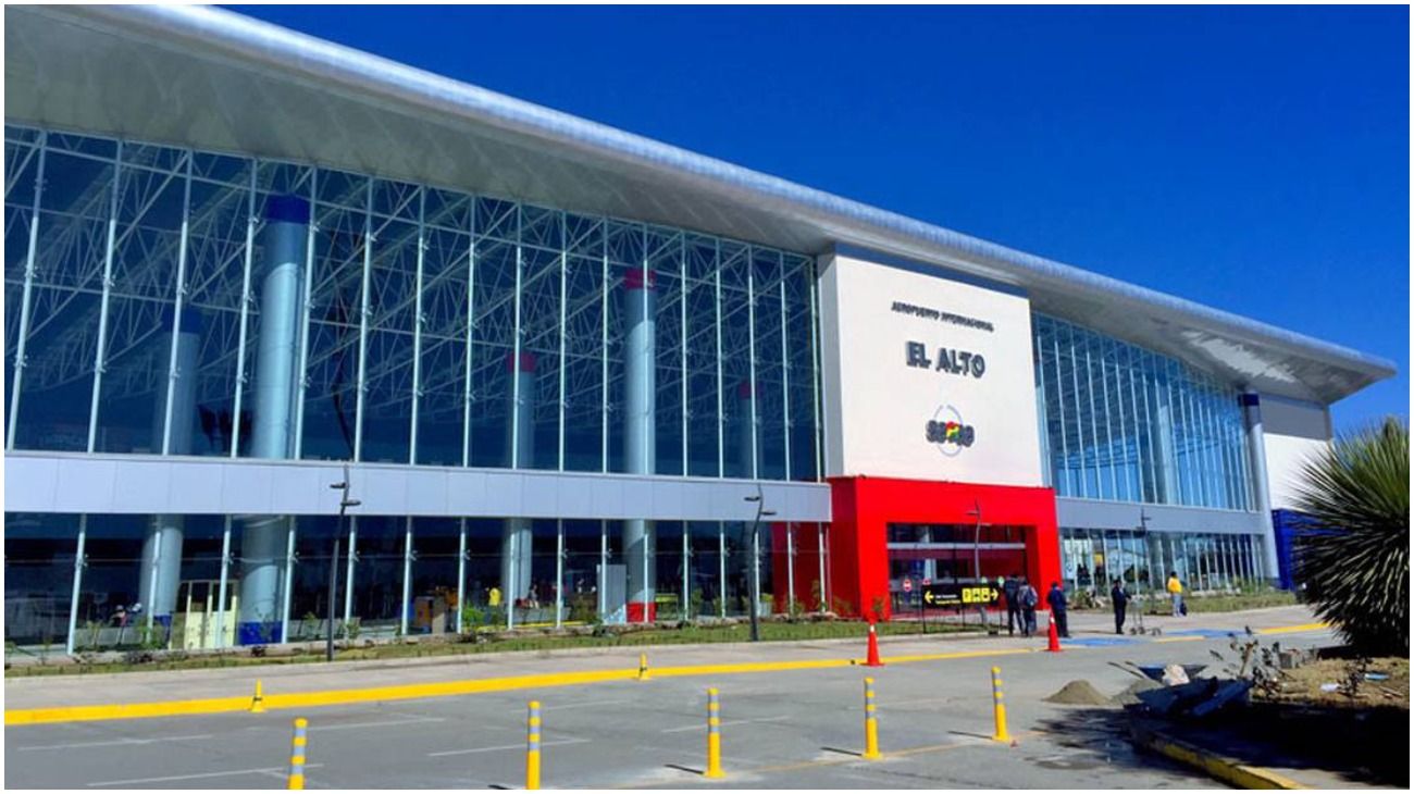 Un joven se subió a un avión boliviano con un bolso con la esvástica, y la aerolínea se burló en Twitter