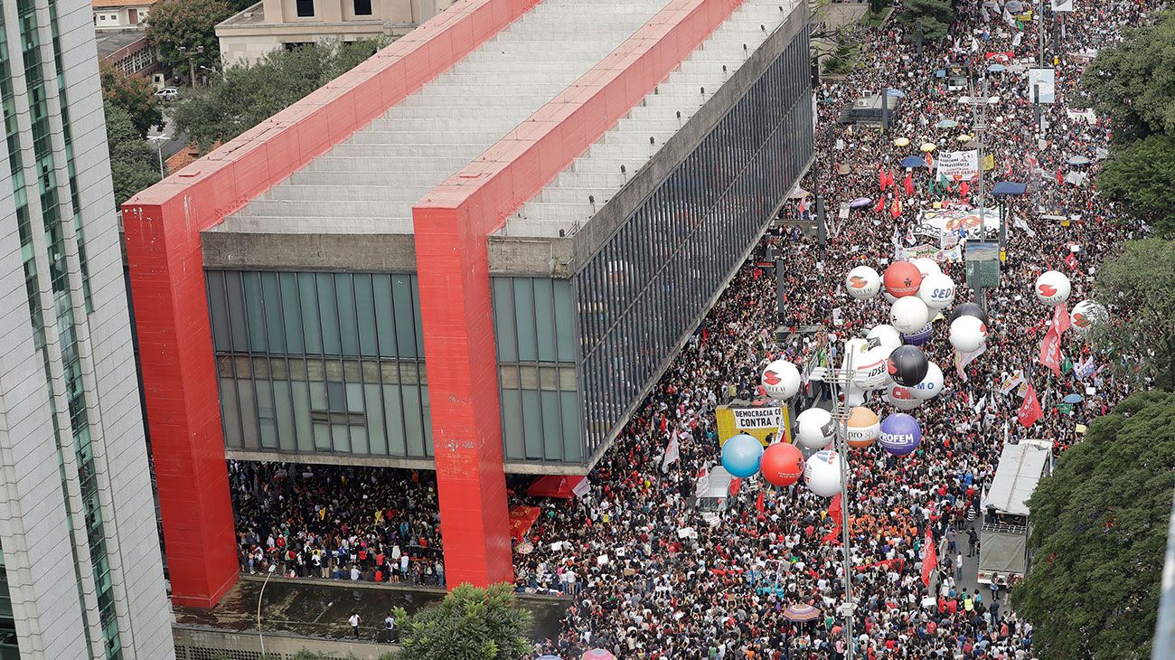 Las calles de Brasil se paralizaron por el primer paro general contra Jair Bolsonaro