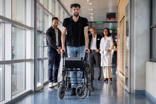 La inteligencia artificial logró que un hombre parapléjico vuelva a caminar