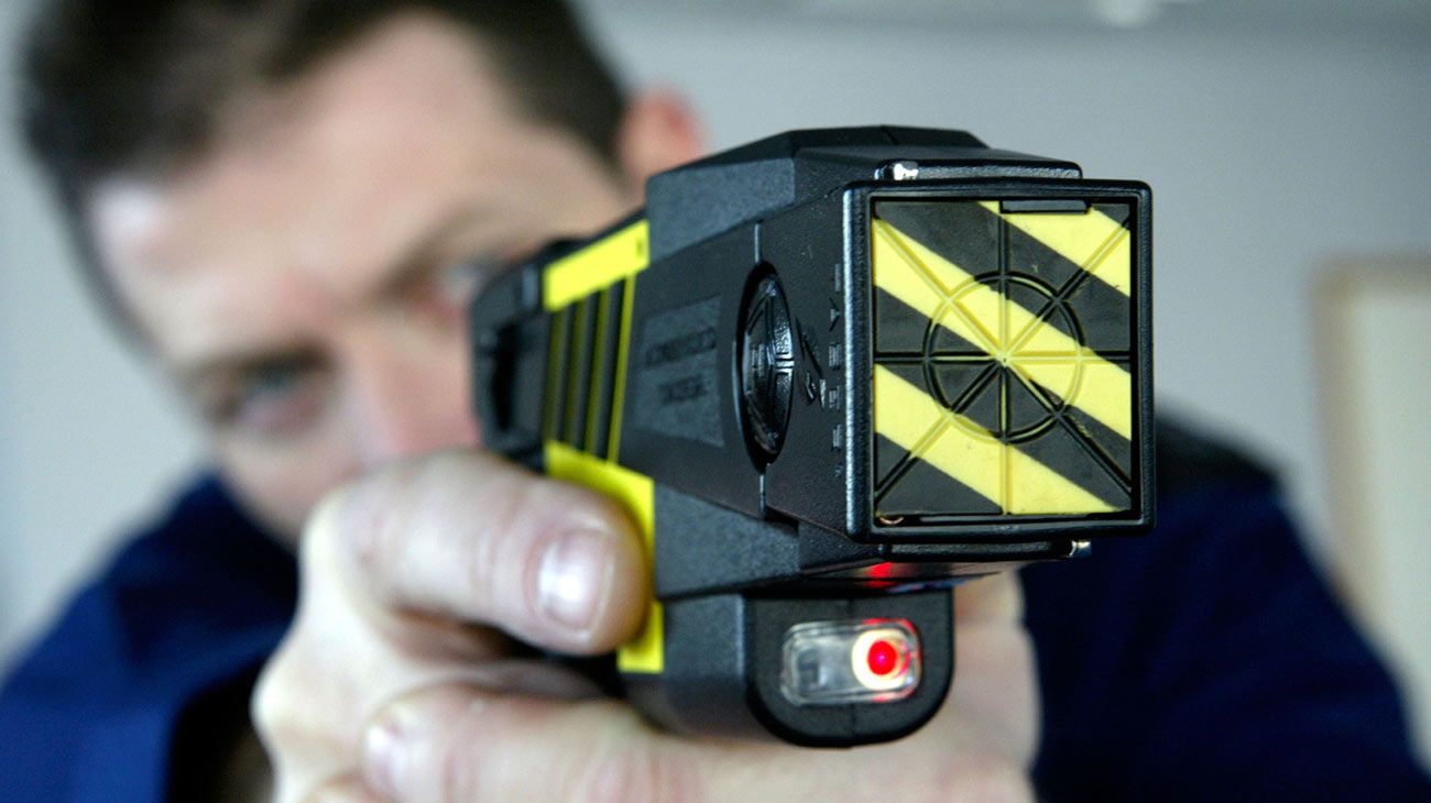 El Gobierno reglamentó el uso de las pistolas Taser: en qué situaciones se pueden utilizar