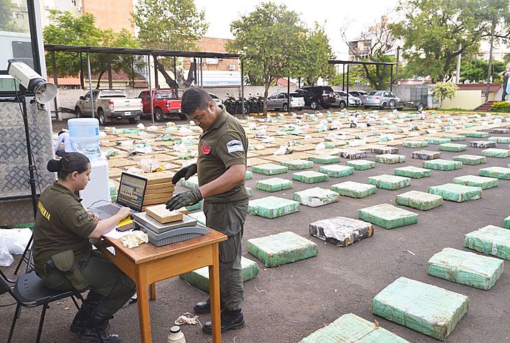 Secuestran más de 11 mil kilos de marihuana y demoran cerca de treinta horas en pesarla
