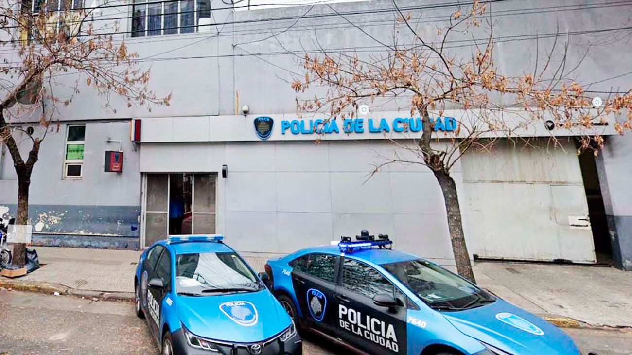Cuatro presos forzaron una reja y escaparon de una comisaría
