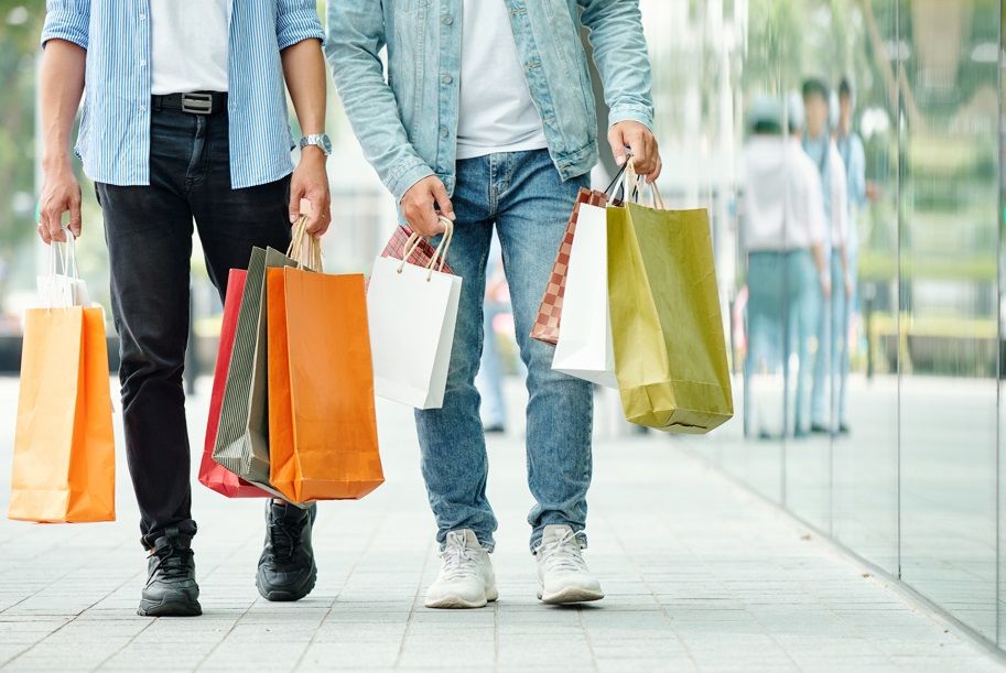 El salto inflacionario presiona el consumo y la gente huye de los pesos