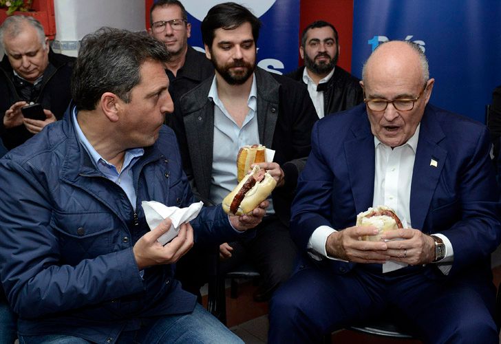 Giuliani peronista: recorrió La Matanza y comió choripán