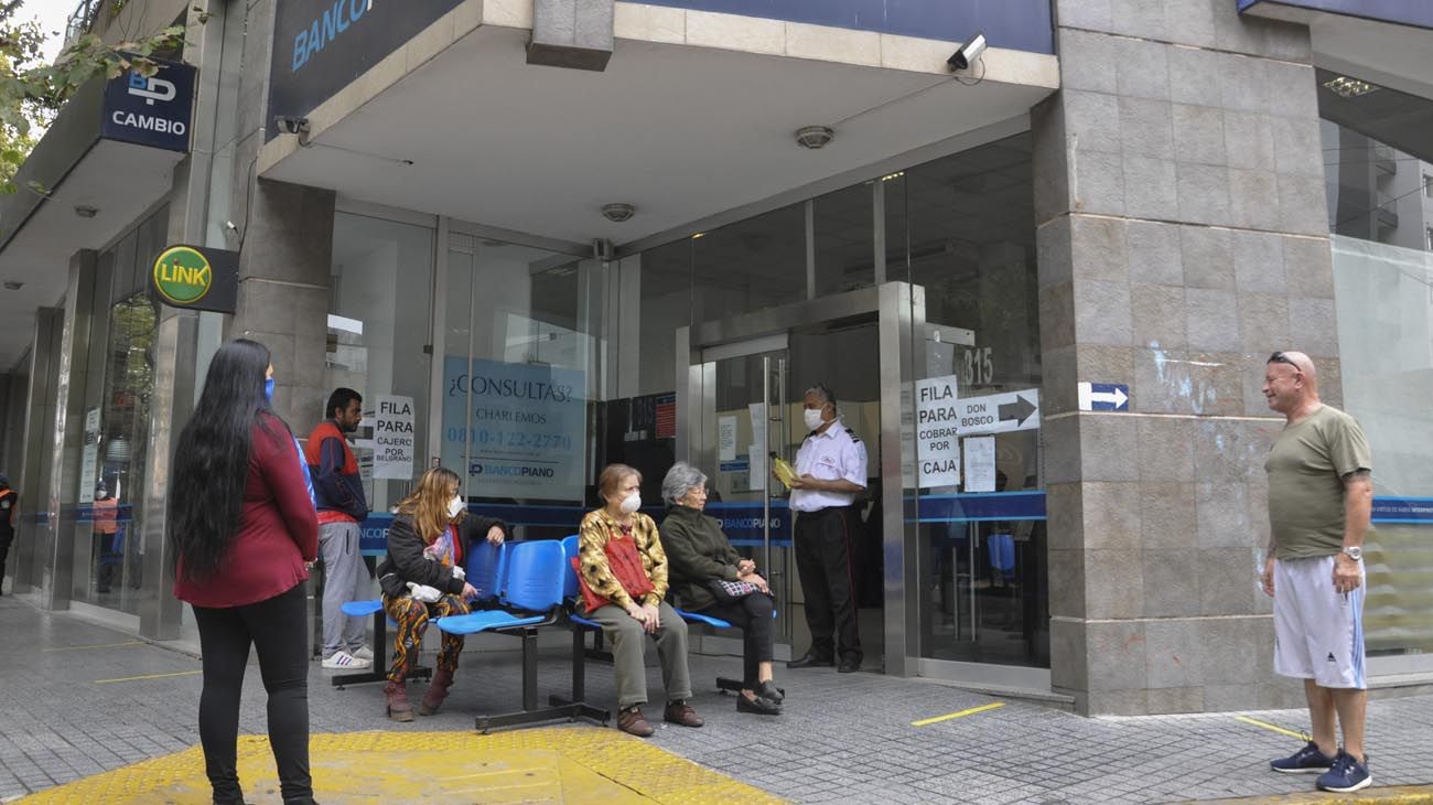 Por la marcha de la CGT, los bancos dejan de atender al público desde las 11