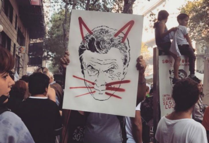 Video | Objetivo Macri: carteles, cantitos y hasta un punching ball contra el Presidente
