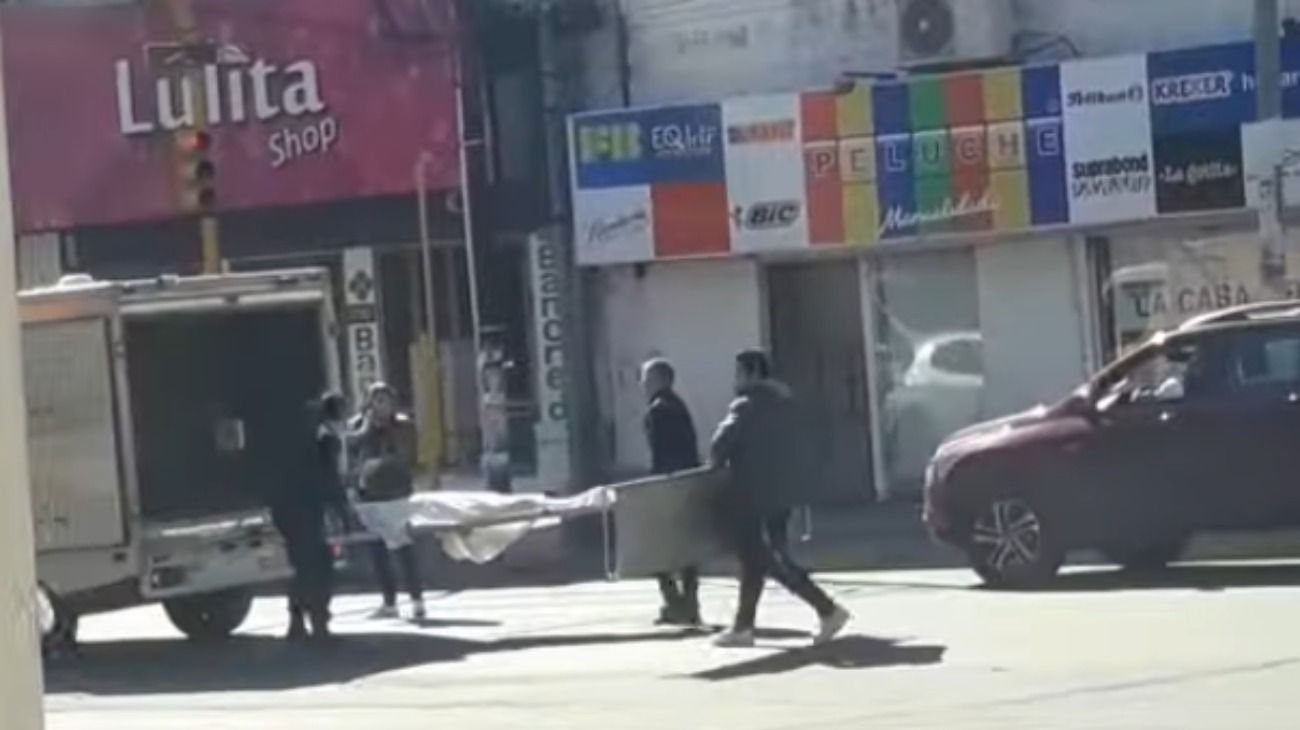 Video | Un cuerpo era trasladado a la morgue y se cayó de la camioneta en plena calle