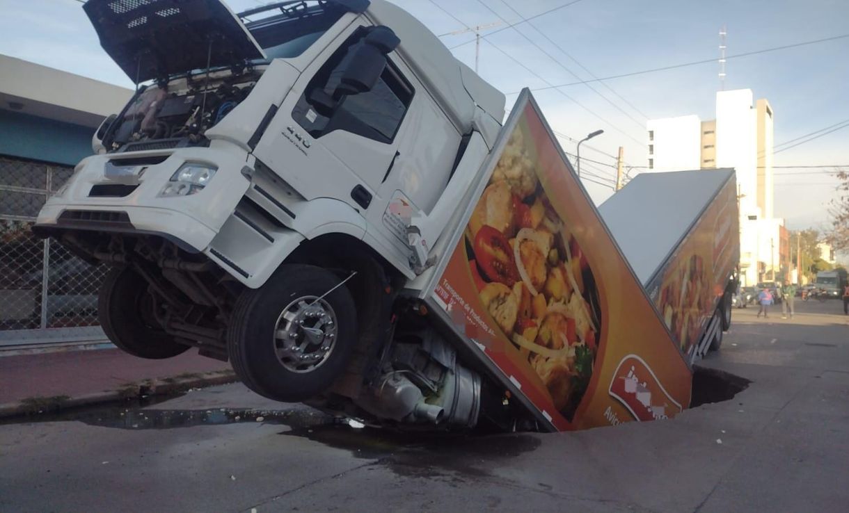 Incidente vial en Río Cuarto: un camión quedó atrapado en un bache gigante