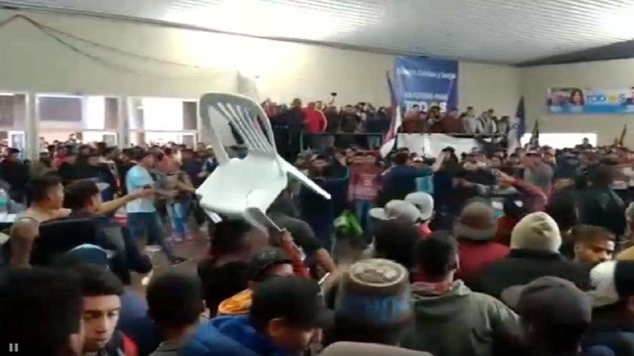La Rioja: un acto del gobernador Sergio Casas terminó a los sillazos