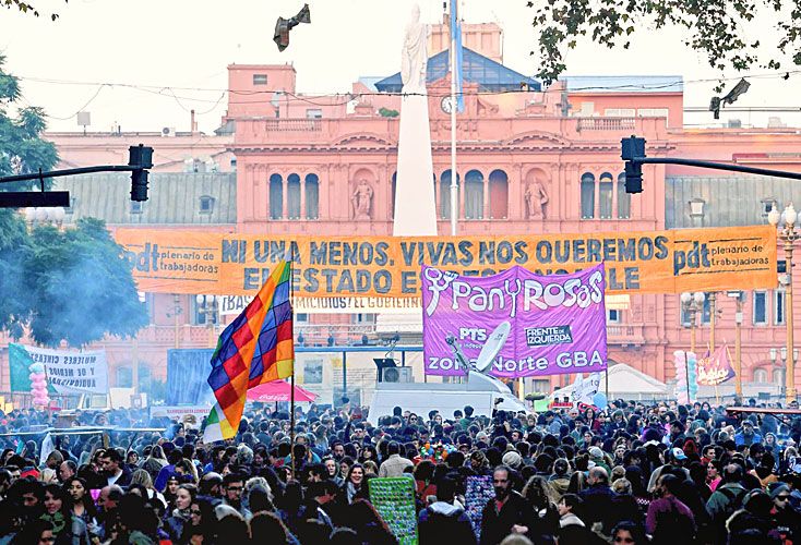 Máscaras y globos negros en otra marcha contra la violencia machista