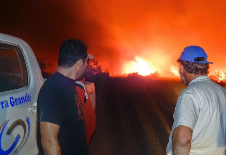 Intentan controlar el incendio en Río Negro