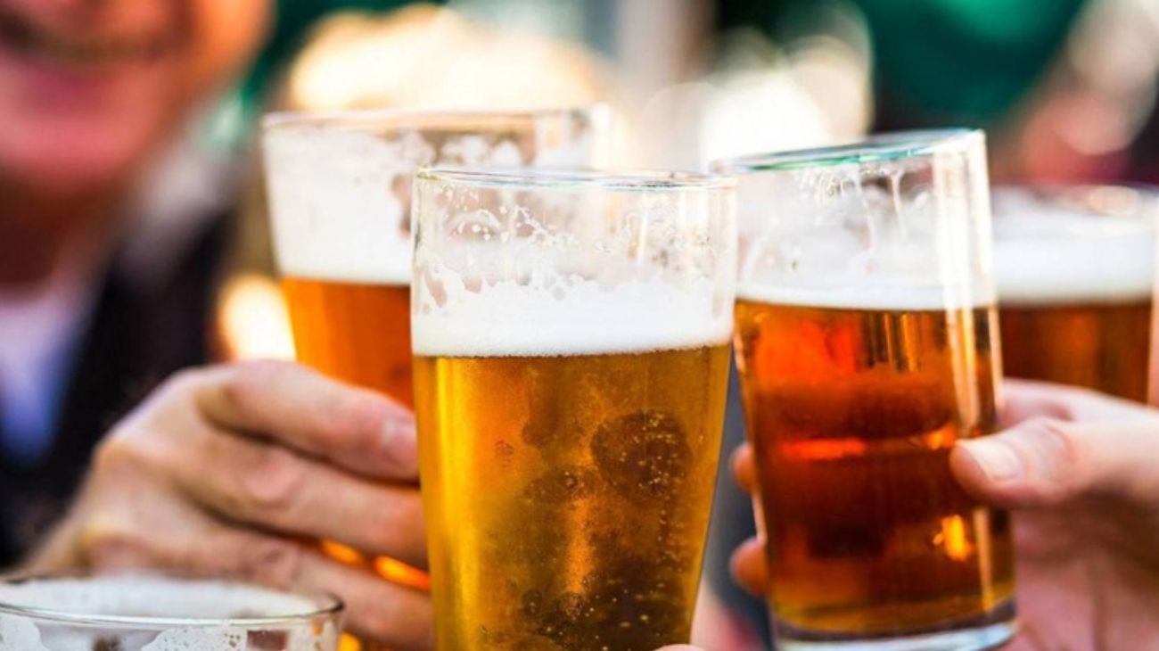 "Olvidar los problemas" y "pasarla bien": los motivos y consecuencias detrás del consumo de alcohol en Argentina