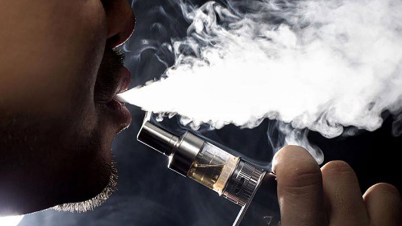 El vapeo era considerado más seguro que fumar. ¿Qué cambió?