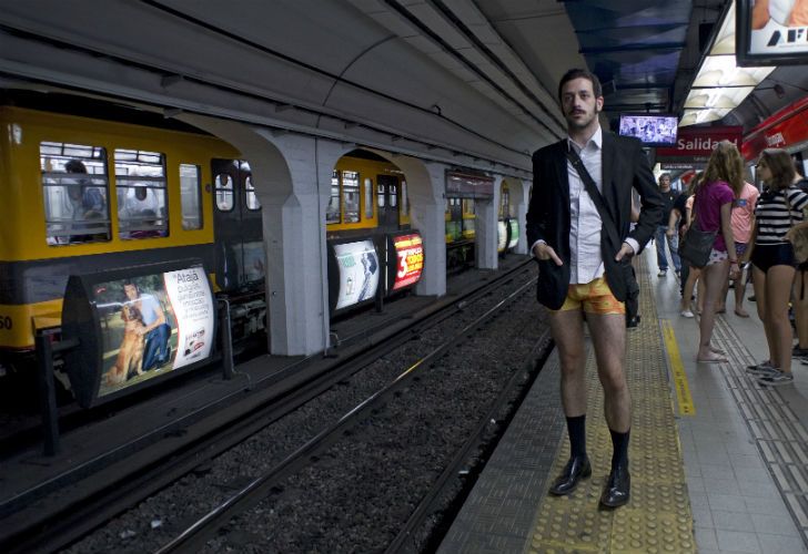 Fotos | Viajaron en subte en calzones