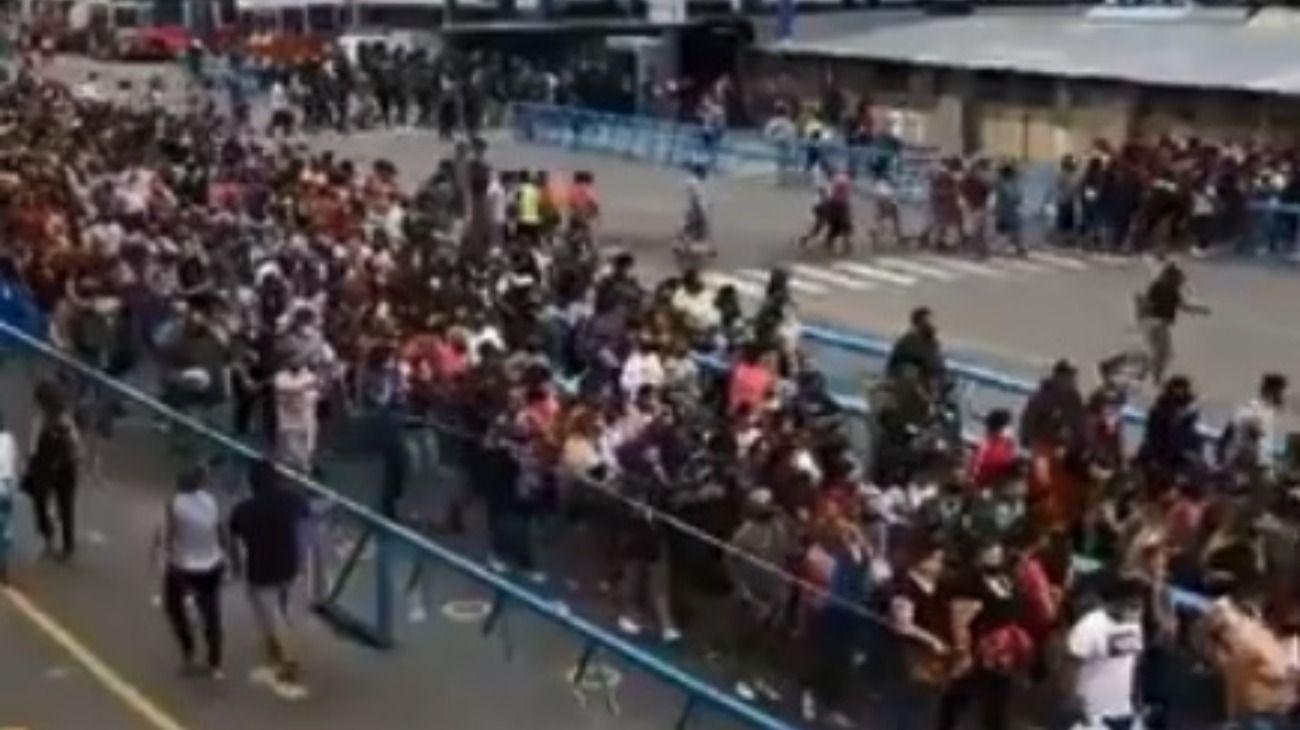 Video: una multitud sin distanciamiento colmó La Salada